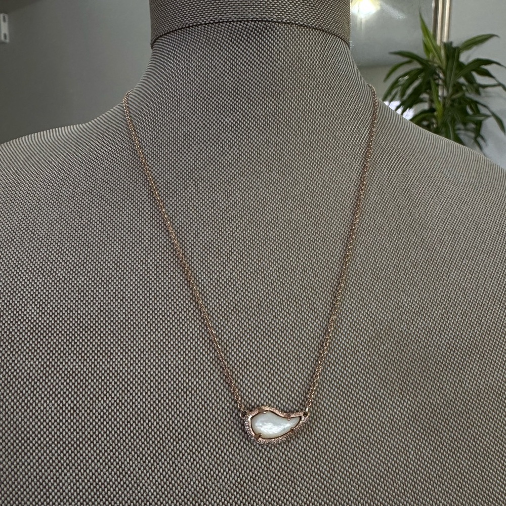 KENDRA SCOTT Tansy Rose Gold Pendant Necklace in Ivory Pearl